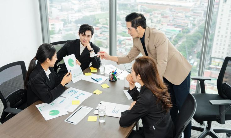Seorang pendamping bisnis sedang berdiskusi dengan klien di ruang pertemuan