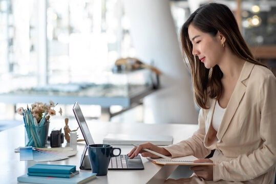 Ilustrasi karyawan mengatur waktu kerja di meja kantor dengan laptop, kalender, dan daftar tugas untuk menghindari deadline menumpuk