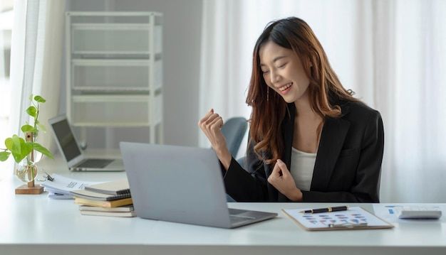 Ilustrasi profesional muda sedang mengikuti pelatihan online untuk pengembangan kompetensi di era digital