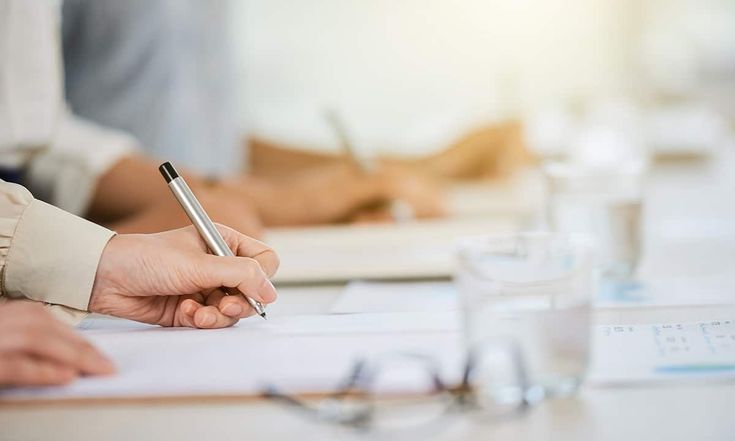 Peserta menulis saat mengikuti pelatihan sertifikasi BNSP, mendukung pengembangan karier profesional.