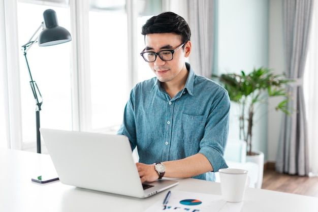 Ilustrasi peserta sertifikasi jarak jauh sedang mengajukan banding secara online melalui laptop.