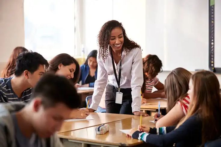 Seorang instruktur profesional membimbing siswa dalam suasana kelas yang aktif dan menyenangkan, mencerminkan pelatihan berkualitas untuk Sertifikasi BNSP.