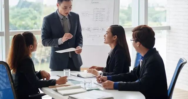 Diskusi profesional di ruang meeting membahas strategi pengembangan karier melalui program pelatihan dan Sertifikasi BNSP.