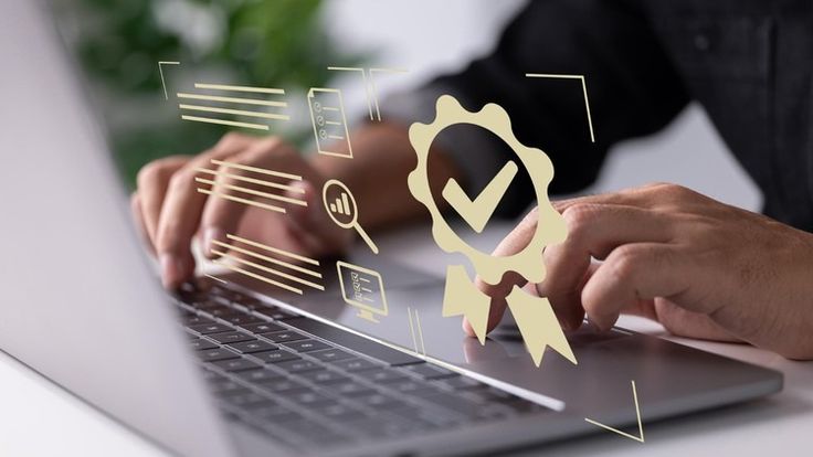 Seseorang mengetik di laptop dengan ilustrasi digital sertifikat dan ikon checklist, menggambarkan tren sertifikasi profesi di era digital.