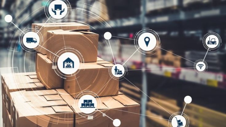 Tumpukan kardus di gudang dengan ikon digitalisasi rantai pasok, menggambarkan pentingnya sertifikasi supply chain di era digital.