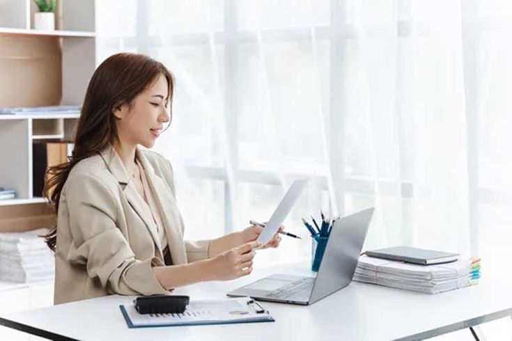 Ilustrasi tenaga kerja profesional dengan sertifikat BNSP di lingkungan kantor modern